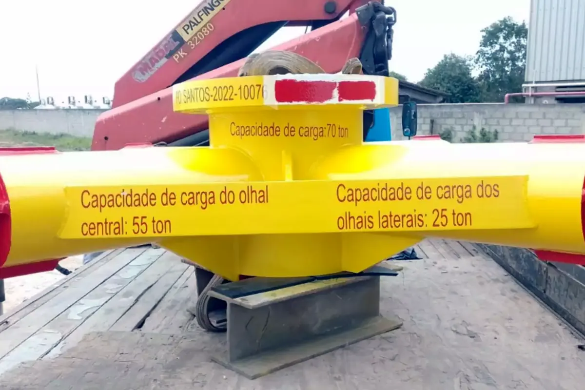 Balancim de içamento pintado em amarelo de segurança, pronto para a entrega