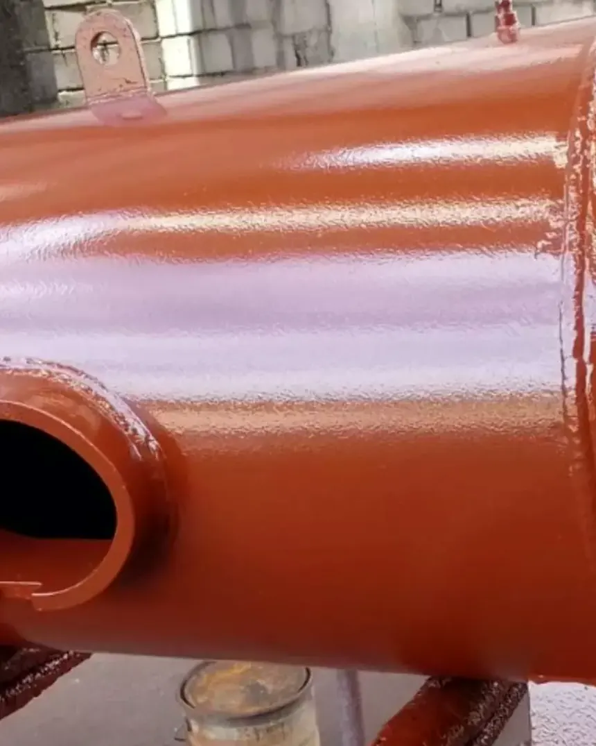 Vaso de pressão industrial com pintura anticorrosiva em vermelho óxido